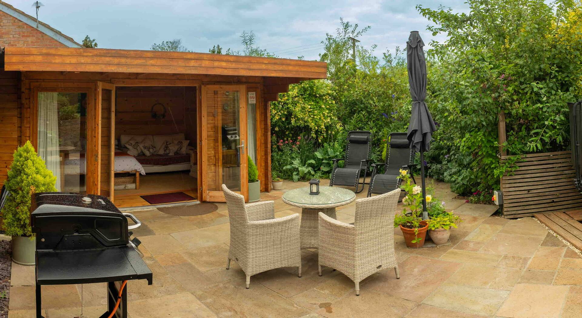 Relaxing, Tranquil Hot Tub Retreat Bromham, Wilts