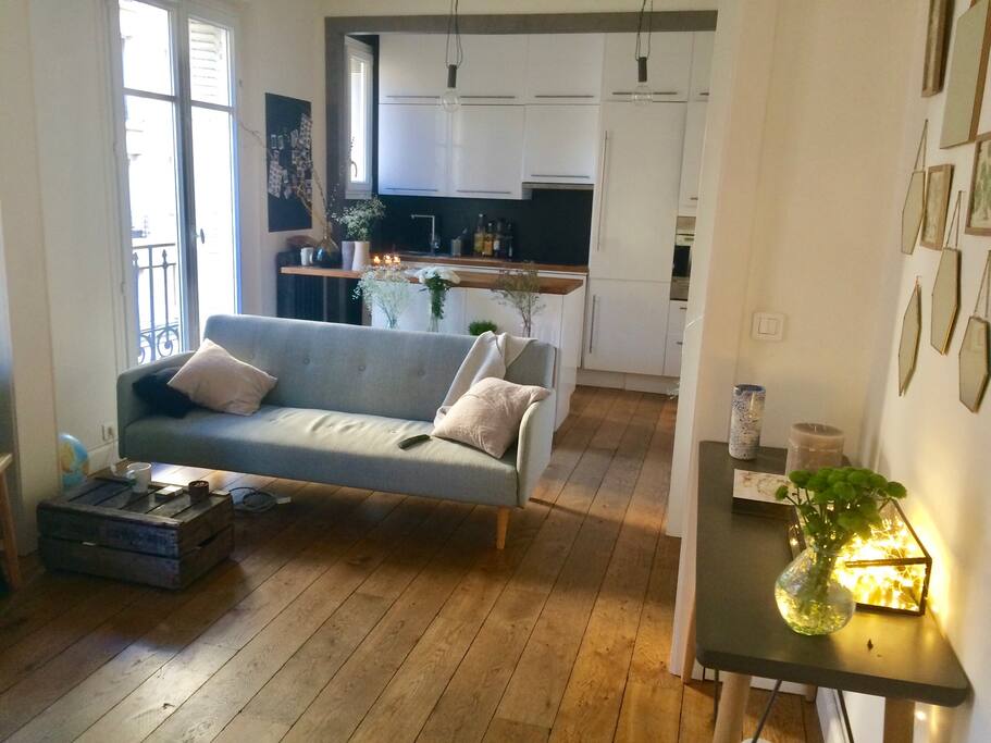 Salon lumineux avec deux balconnets
Light living room with two balconies