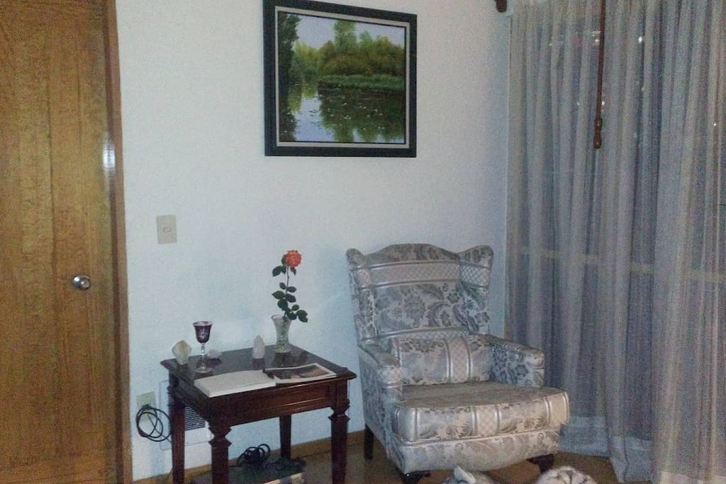 Estancia dentro de la habitación para leer y relajarse.