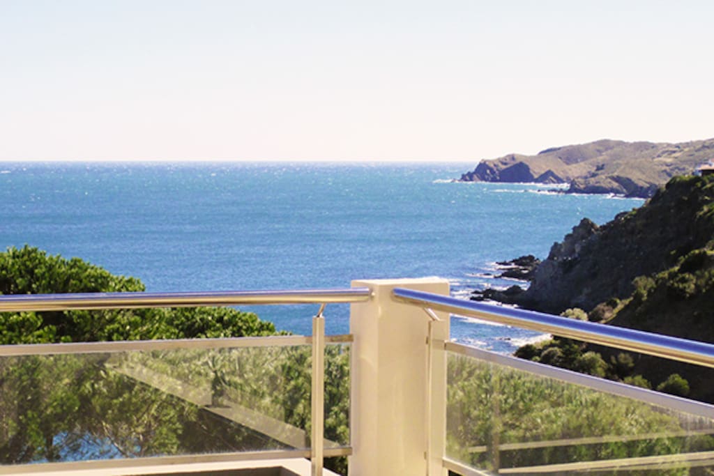 Vue depuis la terrasse sur la côte rocheuse. La mer s'étend à vos pieds sur 180°