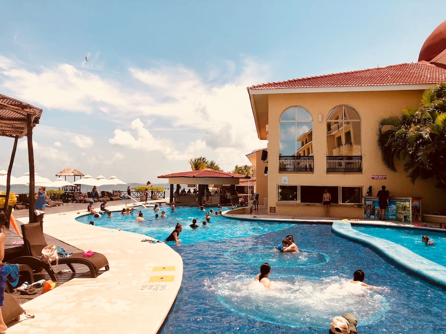 DEPARTAMENTO TIPO LOFT dentro de Complejo Hotelero ALL RITMO RESORT WATER PARK. Situado sobre Playa Mujeres, preciosa y tranquila playa enfrente de Isla Mujeres.