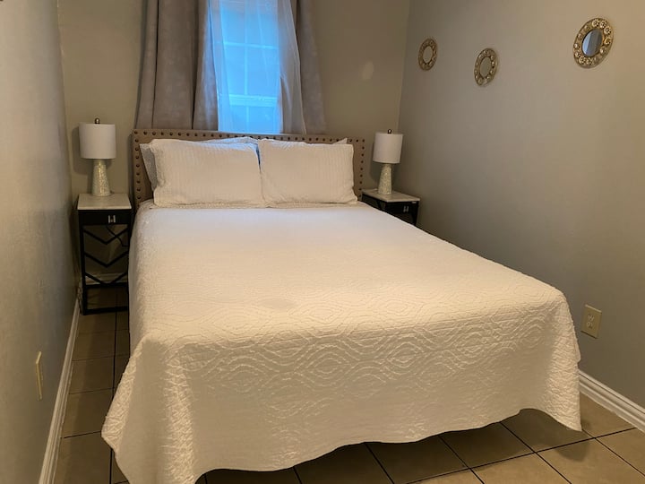 带2盏灯的卧室

床上的污渍是焦点的阴影