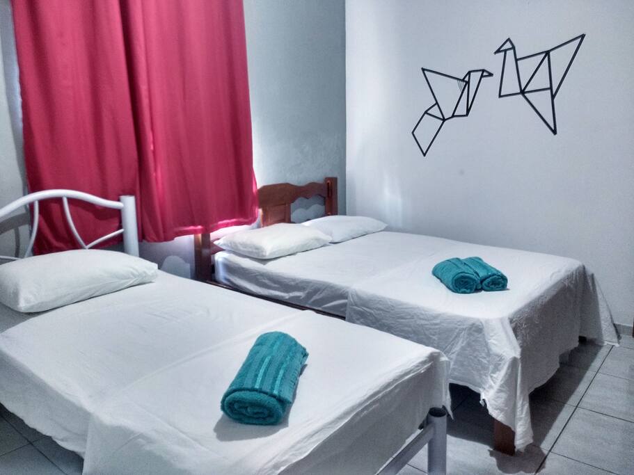 1 cama de solteiro e 1 de casal