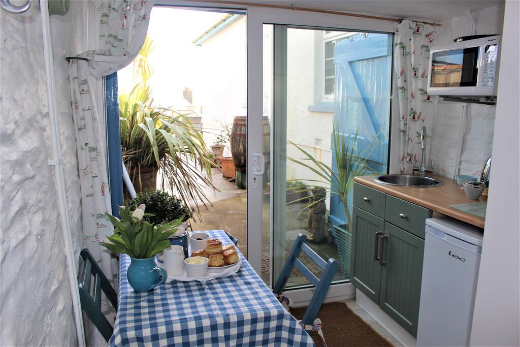 Large sliding doors to kitchen/dining area
