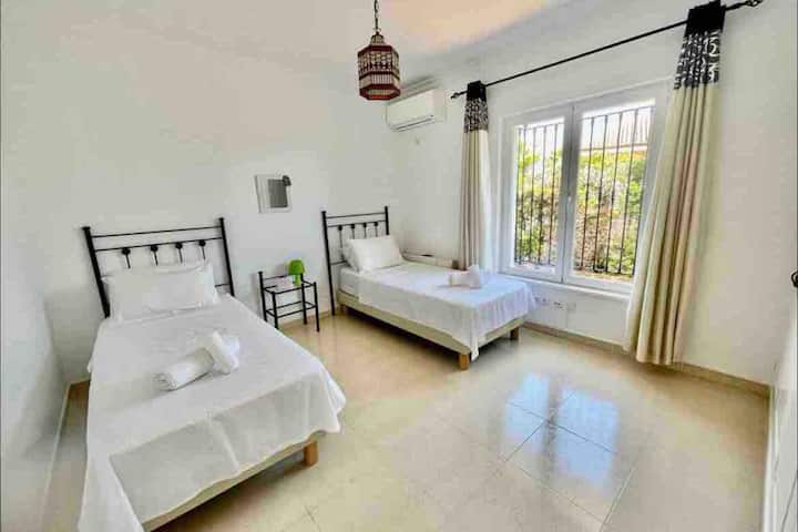 Chumba 3 cha kulala chenye vitanda viwili vya mtu mmoja 