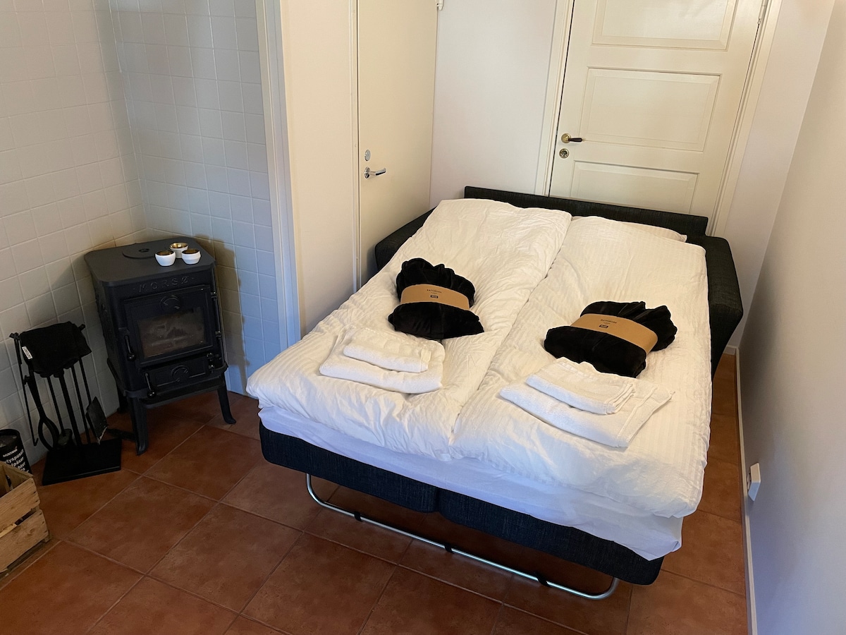 ספה נפתחת 120 ס"מ וקמין אח.