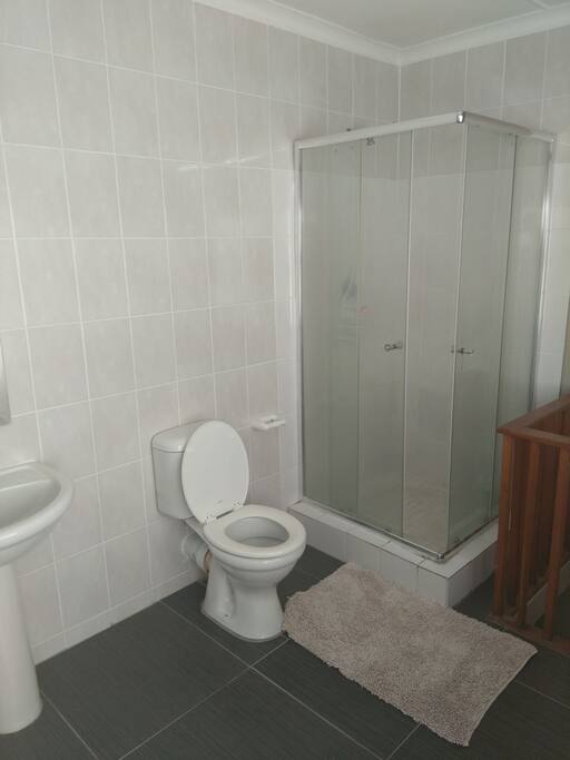 bedroom 1 en suite bathroom