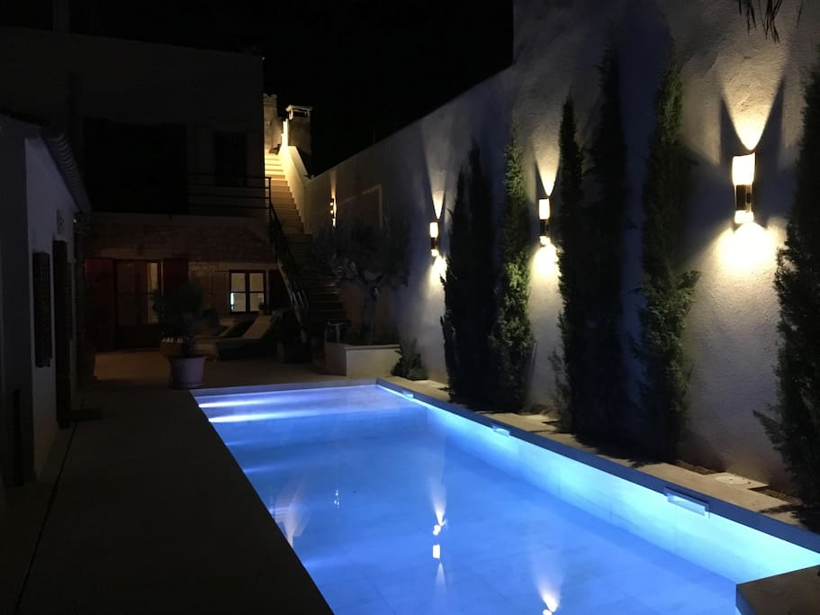 Pool bei Nacht