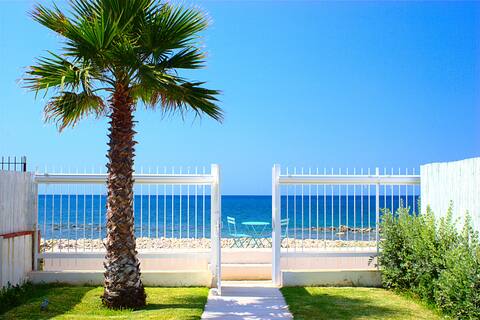 Romantic and one-of-a-kind beachouse