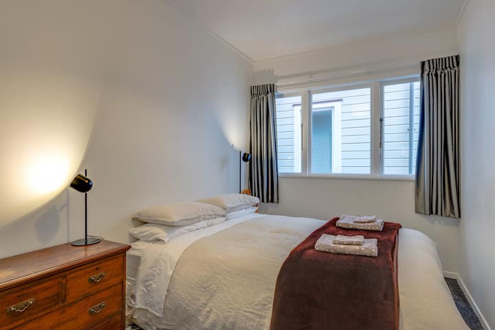 Chumba cha kulala cha mashuka kilicho na kitanda cha Malkia