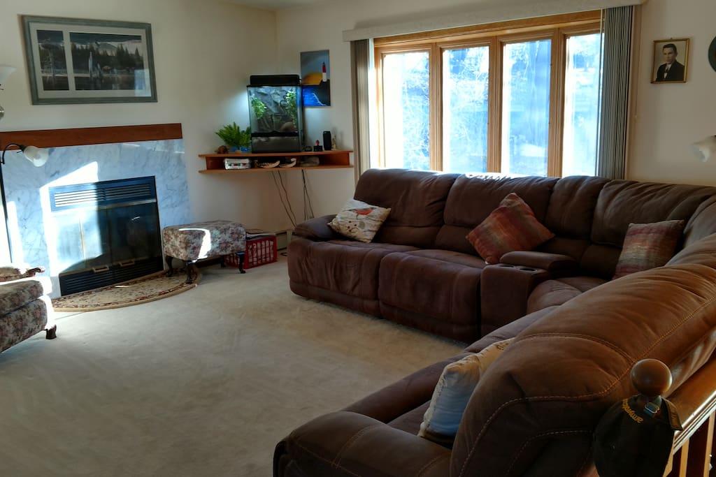 Common Living Room lots of windows