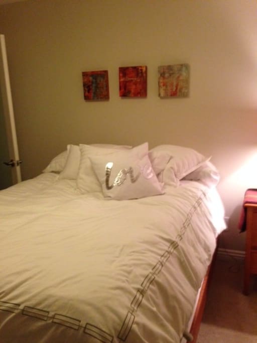 A cozy room with queen bed, 400 count cotten sheets, down comforter, cable tv