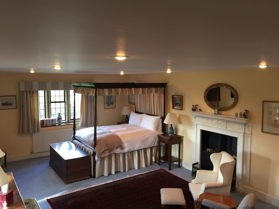 Four-poster bedroom