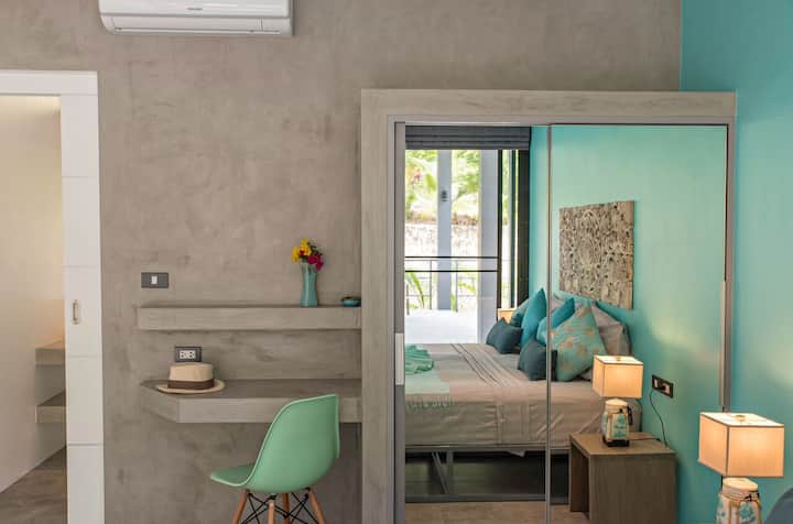 Lagoon blue bedroom. 
Twin bed (2x90cm) or King size bed (180 cm). Air cond + fan + safety box + en-suite bathroom. BEDROOM N°4