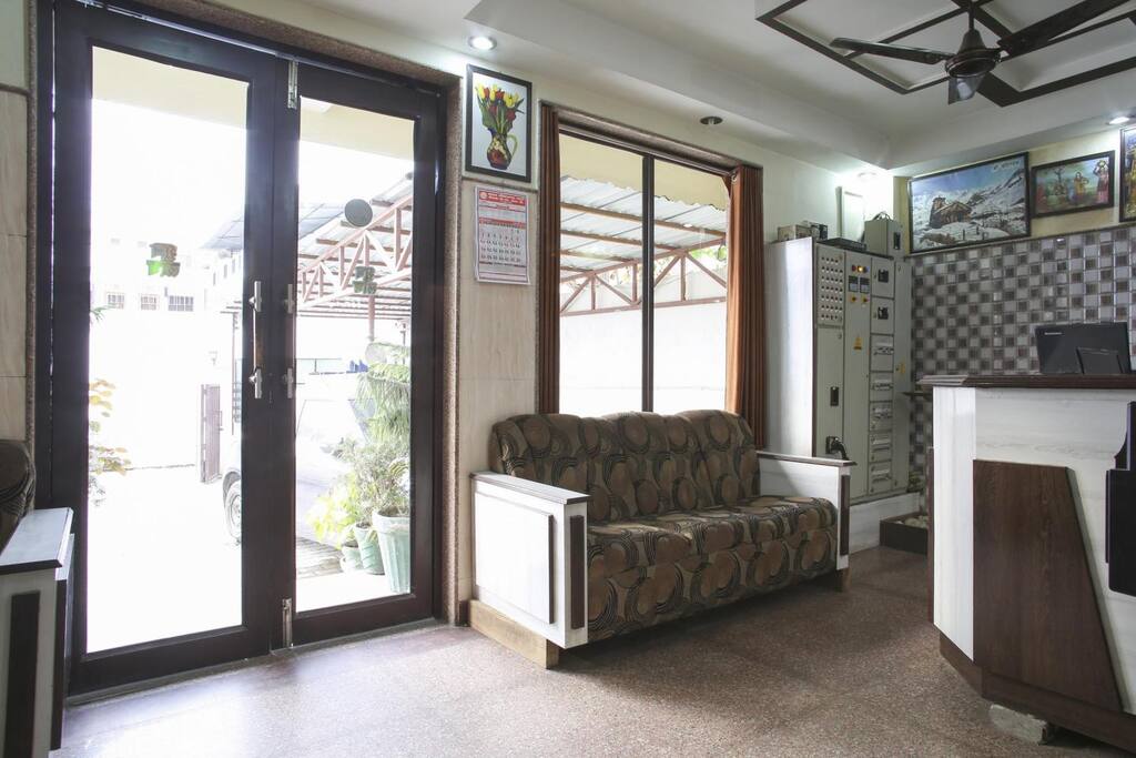 Hotel Aananda, sitting