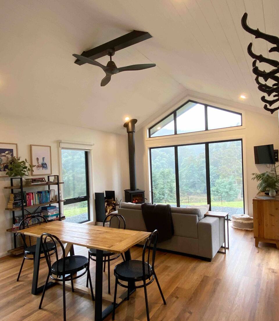 A farm cottage under the Tasmanian hills, Nicholls Rivulet, Tasmania, Australia, photo 5 of 10