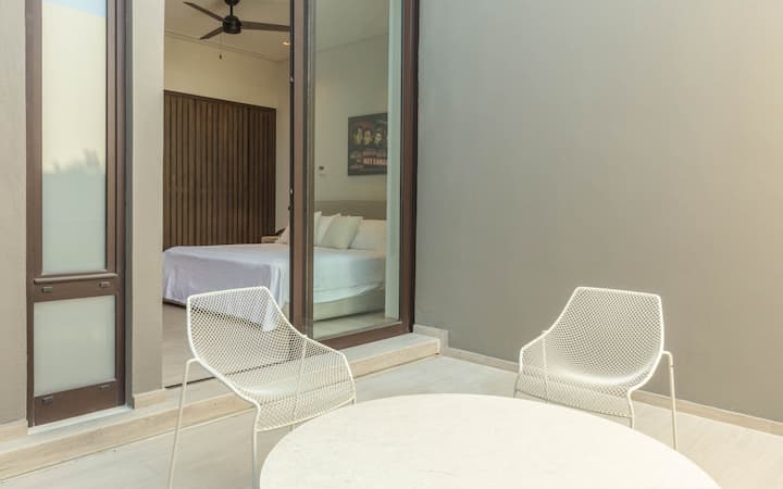 Dormitorio principal con un patio privado al aire libre.