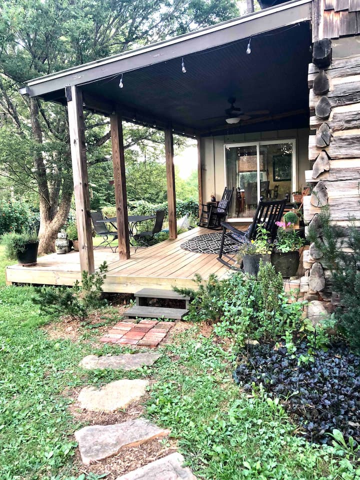 Cozy backyard log cabinsunsetsjust north of Avl Guesthouses for