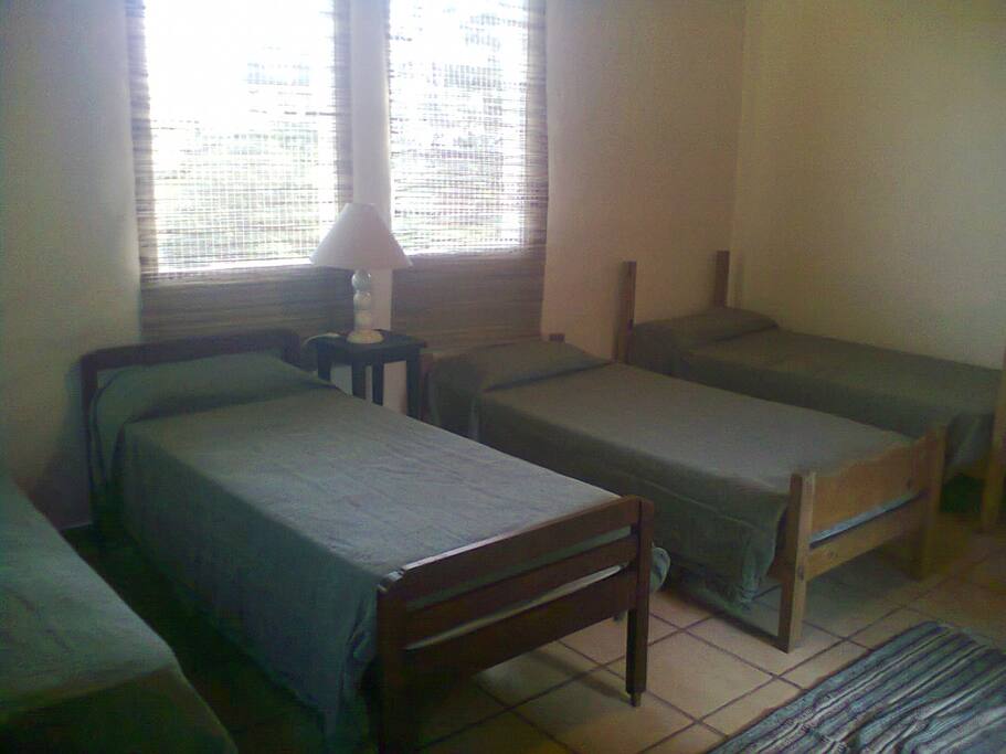 Dormitorio con cuatro camas y un catre opcional