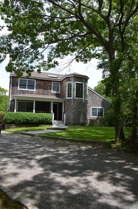 Stylish, Fresh 5 Bedroom/4 Bath with pool just 5 min to EH/AMA & beaches