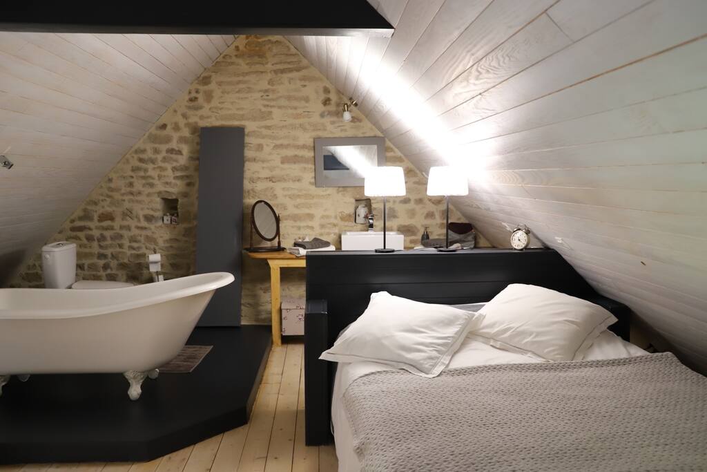 Chambre et espace salle de bain