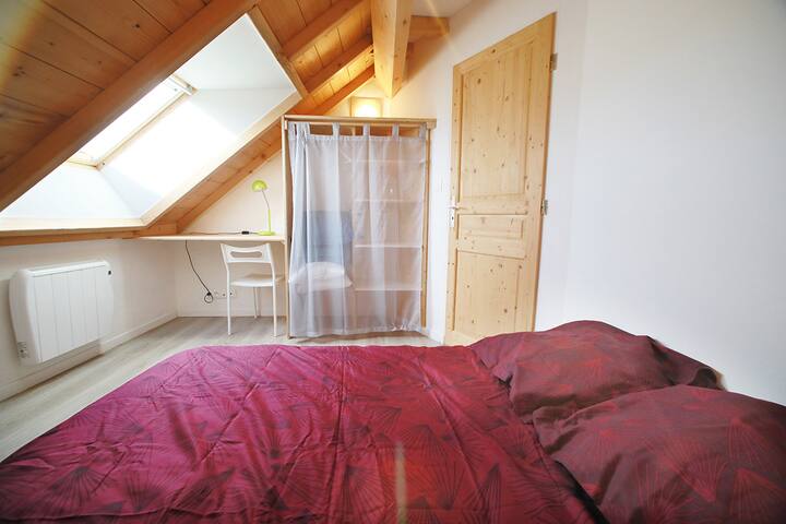 غرفة نوم صغيرة مواجهة للجنوب ، وتطل على شابانون