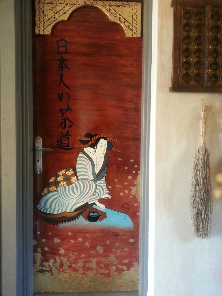 卧室门。
艺伎。茶道！