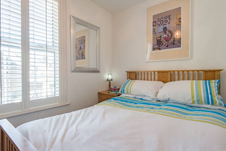 Camera da letto matrimoniale posteriore con vista sul porto e sul mare. 