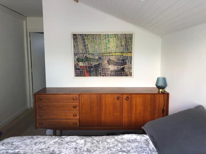 جناح الوالدين، مكشوف، في الطابق الأرضي، مع نافذة كبيرة للخليج - سرير كبير 180 × 200 ينقسم إلى سريرين 90 × 200، ومساحة تخزين مريحة