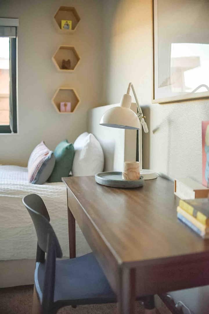 ¿Necesitas sentarte y trabajar un poco? No hay problema, tenemos un escritorio listo para ti. 