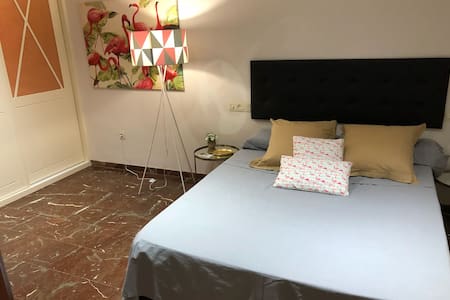 Apartamento. Parking, 2 dorm, 2 baños, wifi.