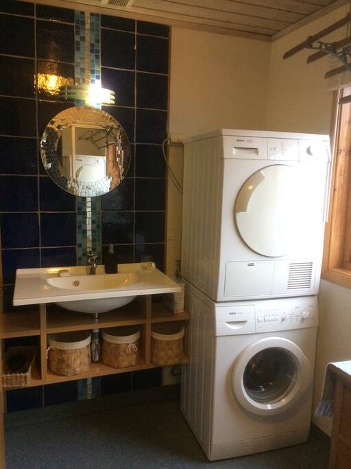 Bathroom with washing machine and dryer