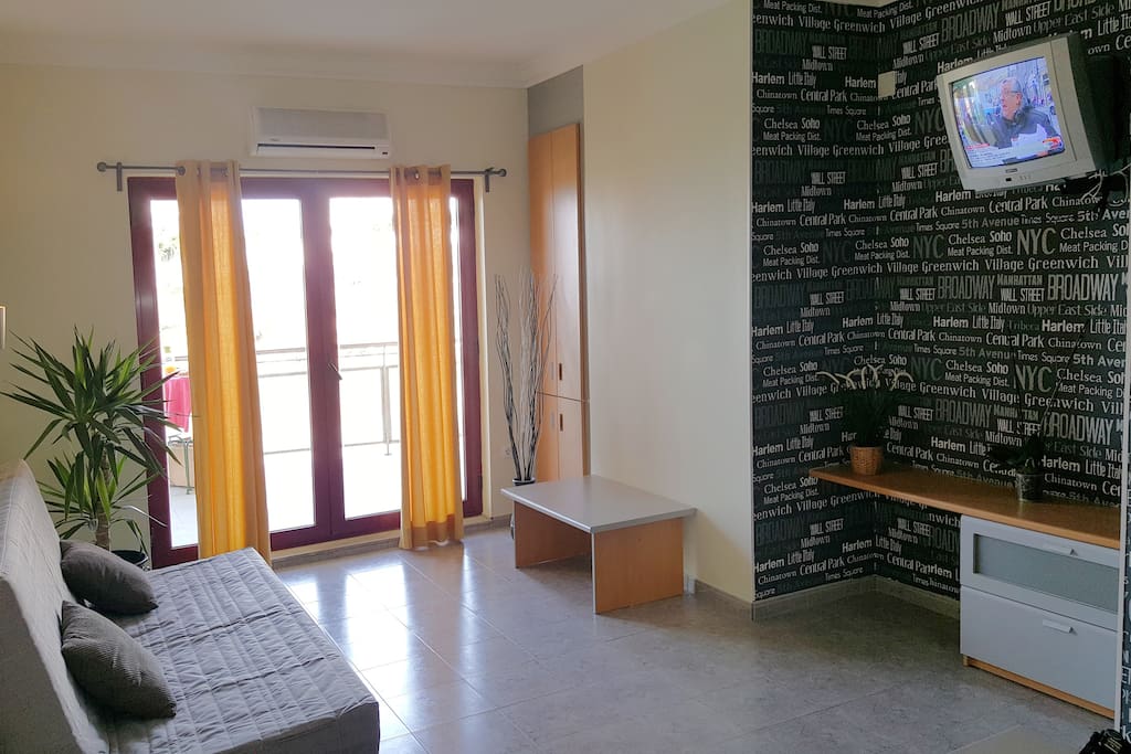 Sala de estar com TV Cabo incluida