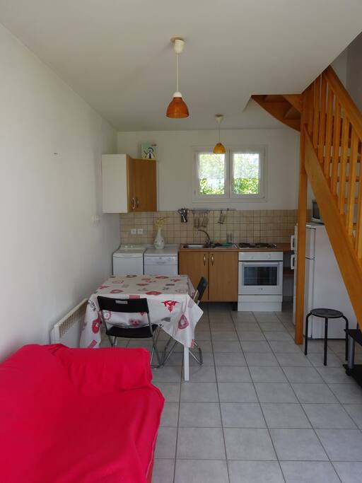 La pièce à vivre: Kitchenette équipée avec machine à laver la vaisselle, lave linge.