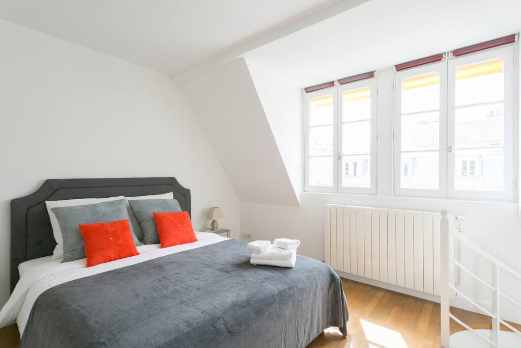 Chic Bedroom with view on Paris Rooftops