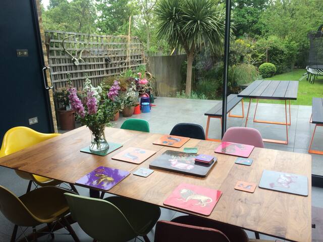 Stunning Colourful 4 Bedroom Family Home gallery image 2