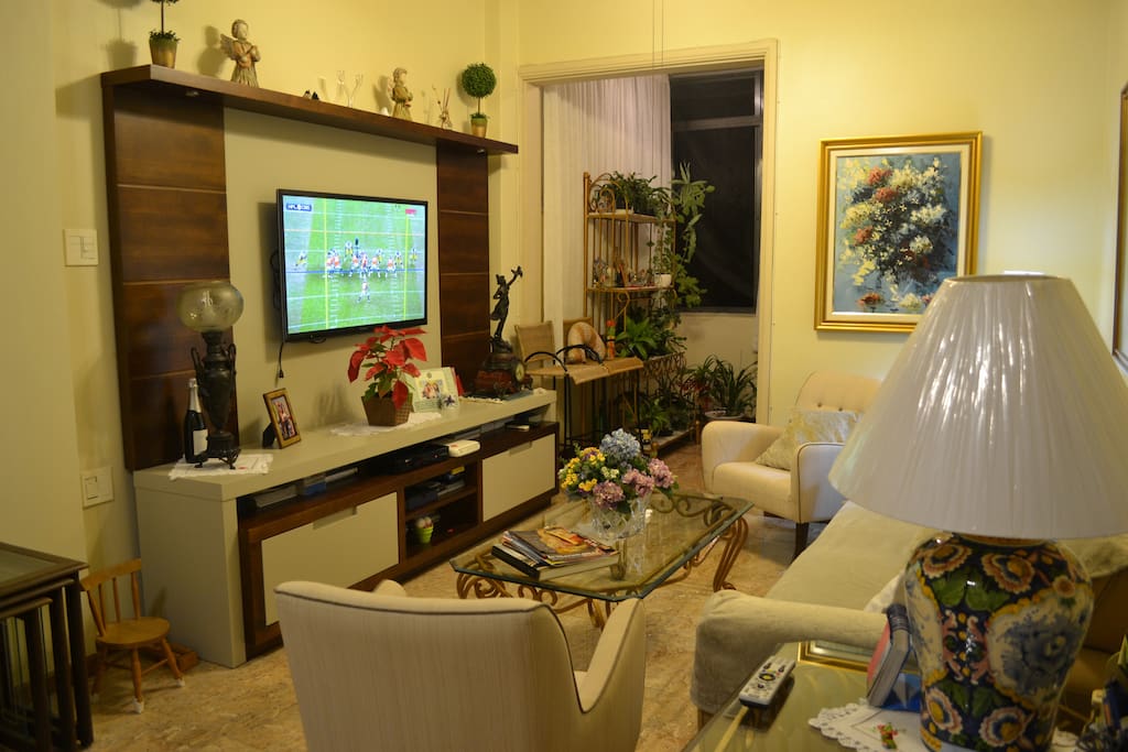 Sala de TV e ao fundo jardim vertical.