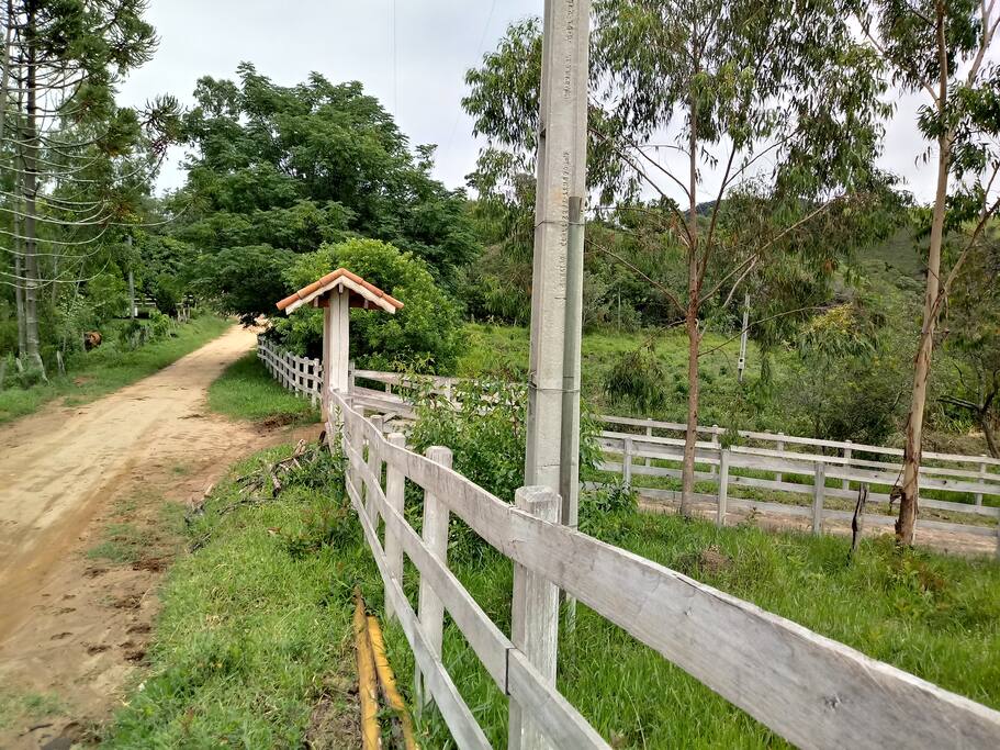 Estrada e frente do sítio