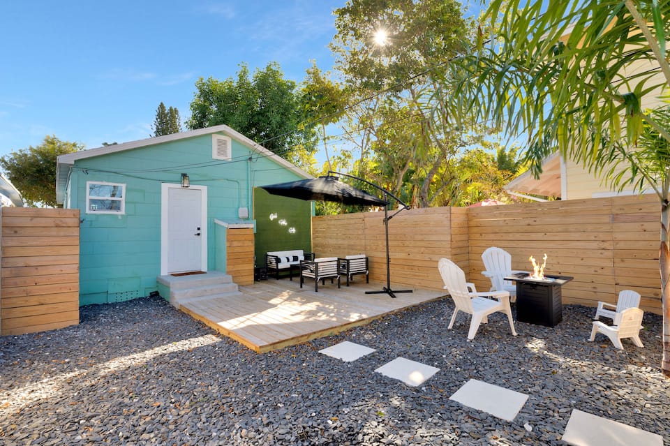 ModernTropic 2bd/1ba Near Beach w/ fence yard/deck — photo 1