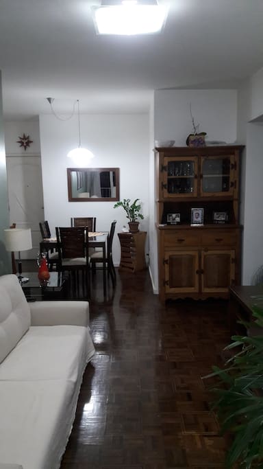 Vista da Varanda pra sala, com a sala de jantar nos fundos.