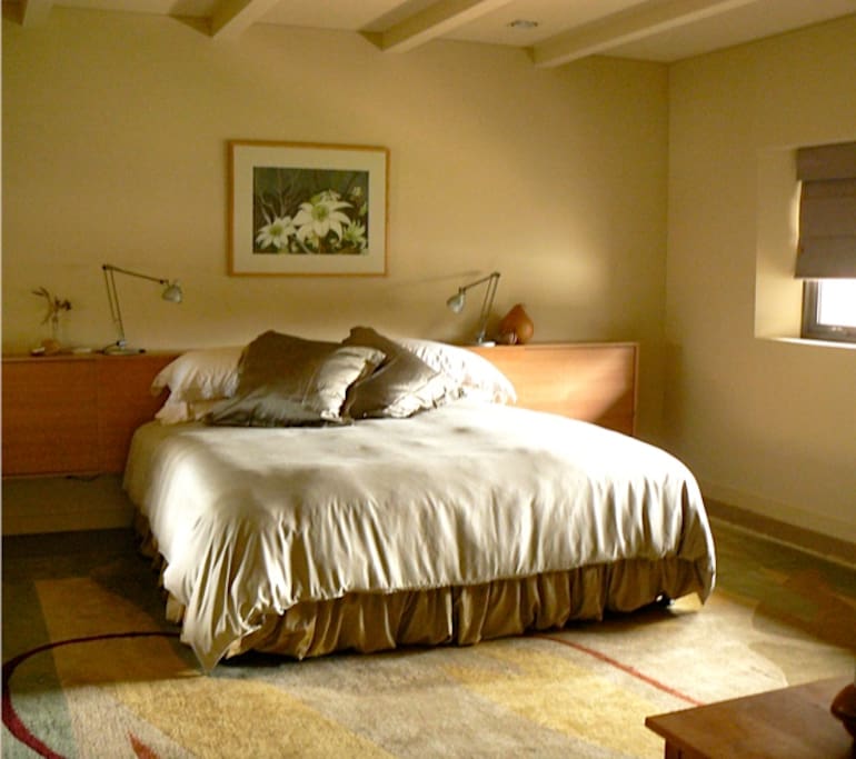 Deliciously comfortable king sized bed with bamboo linens