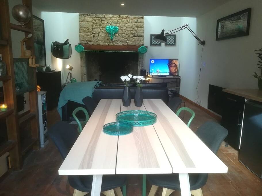 Table 6 places, serviettes de table papier fournies....