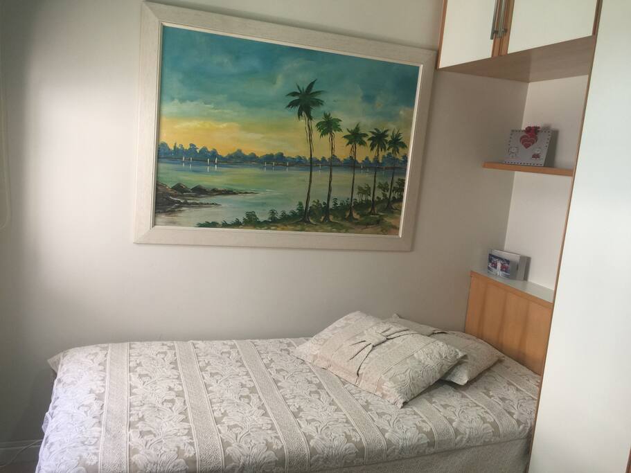 Quarto solteiro suite 3. Cama de solteiro Queen . Cabe 1 colchão no chão.