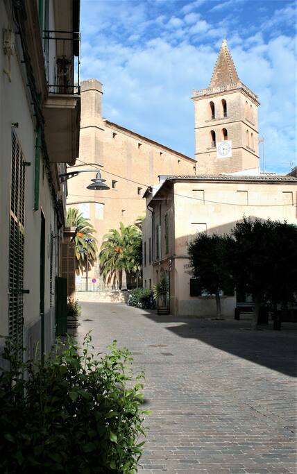 EXTERIOR CON IGLESIA. STREET WITH CHURCH