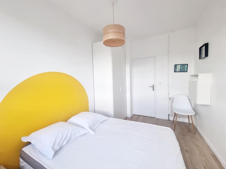 Dhomë e verdhë = 9m2, 140 krevat, tavolinë e tërheqshme, dhomë zhveshjeje