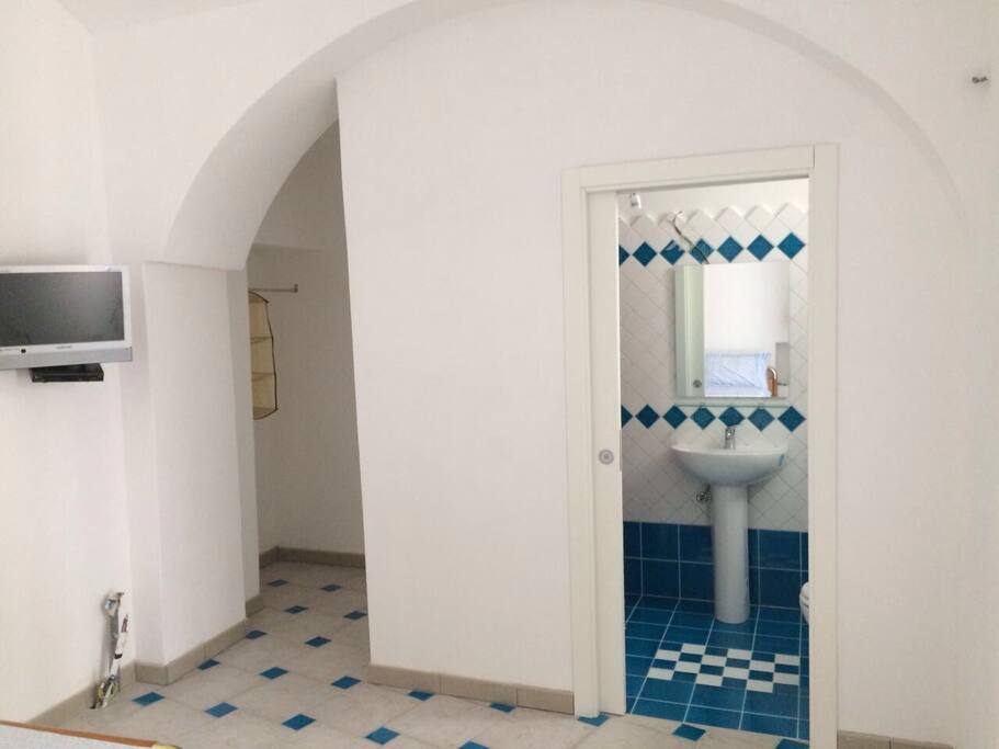 Bathroom and wardrobe/bagno e cabina armadio