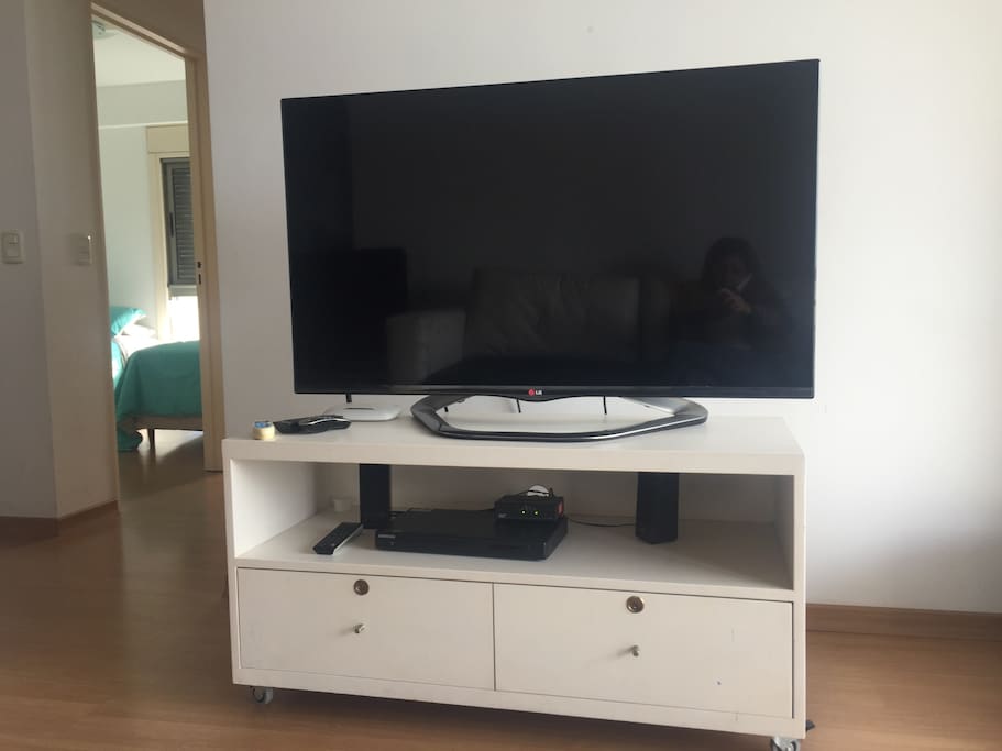 47 INCH LED SMART TV.