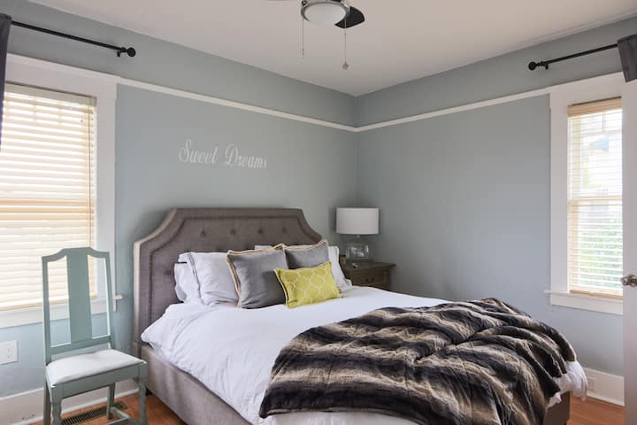 เตียงควีนไซส์พร้อมเครื่องนอนอิตาเลียนหรูหราและผ้าขนสัตว์เทียมผู้เข้าพักหลายคนแสดงความคิดเห็นว่าเตียงนอนสบายและอบอุ่นแค่ไหน