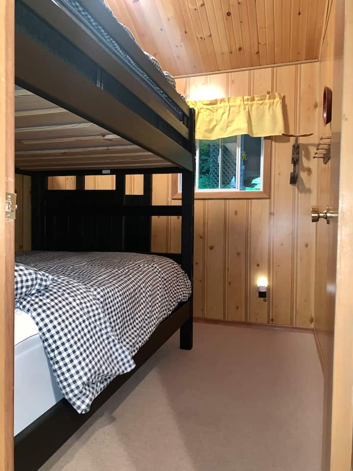 Dormitorio de 1 a 2 camas de tamaño completo.