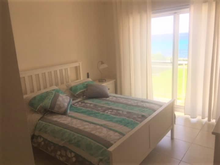 Das Hauptschlafzimmer mit Balkon verfügt über ein eigenes Bad 